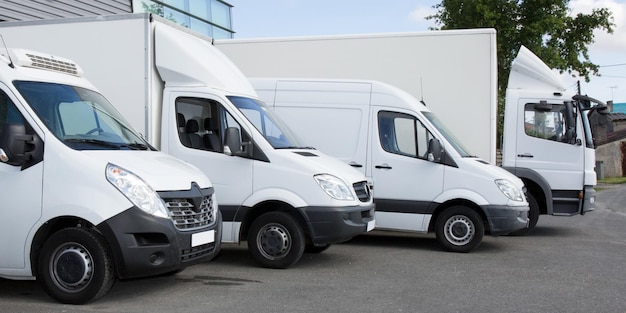 Witte bezorgservice van vrachtwagens auto's voor fabrieksmagazijn