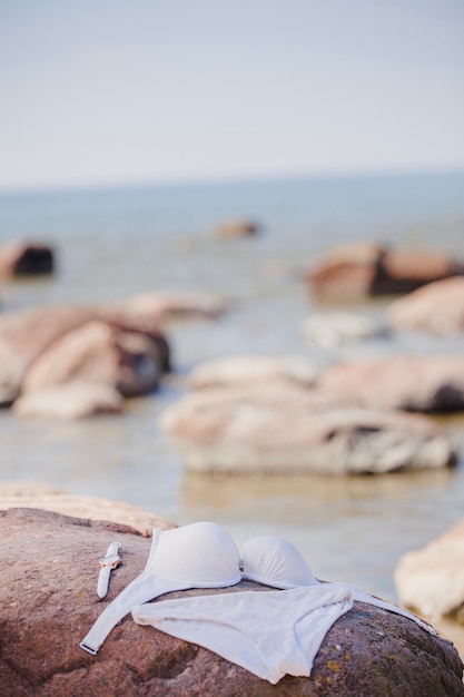 Gratis foto witte bikini en kijk op het strand