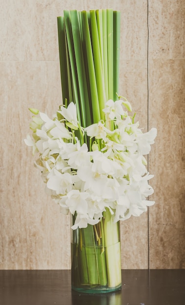 Witte bloemen hotel decoratie kleur