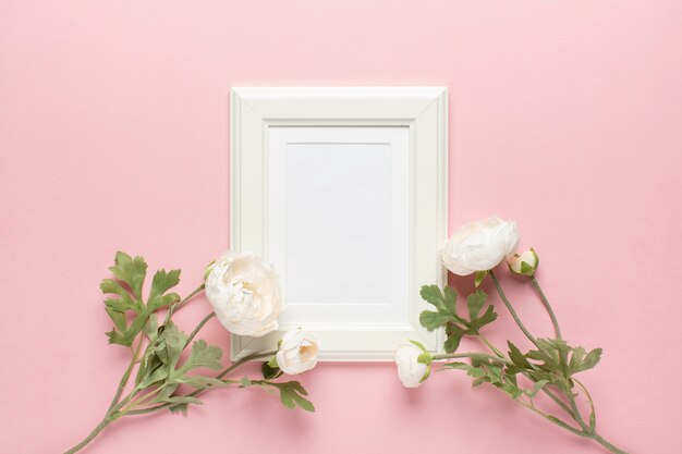 Gratis foto witte bloemen met frame