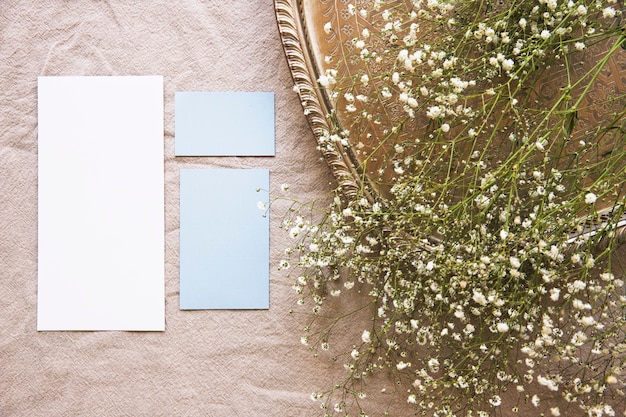 Witte bloemen op dienblad en stukjes papier