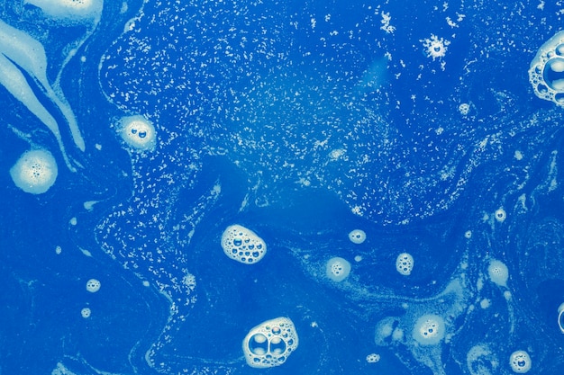Witte bubbels op azuurblauw water