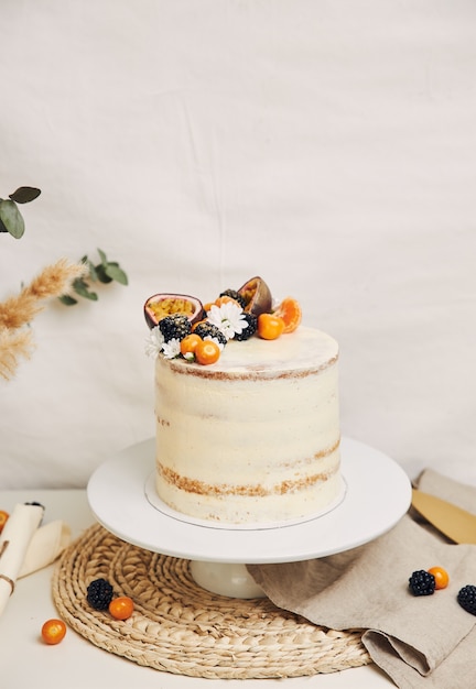 Witte cake met bessen en passievruchten met planten