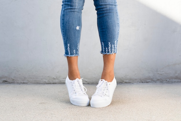 Witte canvas sneakers damesschoenen kleding shoot