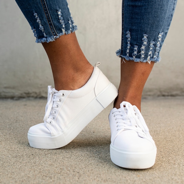 Witte canvas sneakers damesschoenen kleding shoot