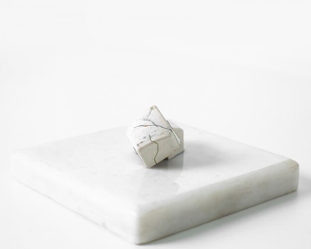 Witte choco snoepjes kunst ontworpen op het heldere oppervlak