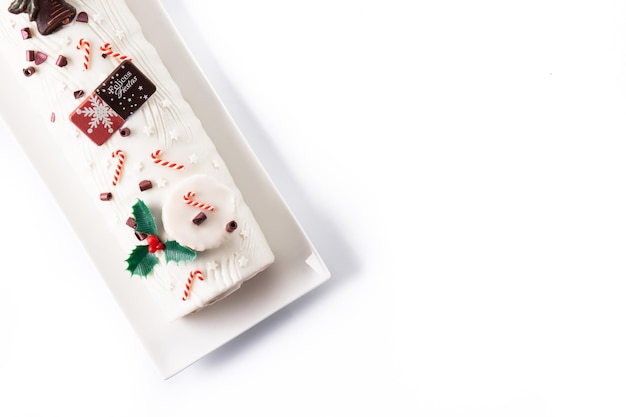 Witte chocolade yule log cake met ornament geïsoleerd op een witte achtergrond