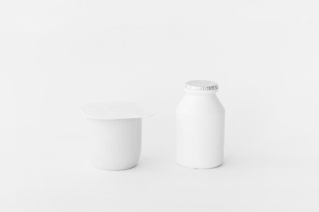 Witte containers met zuivelproducten