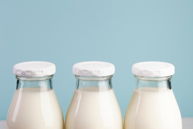 Witte doppen van flessen gevuld met melk