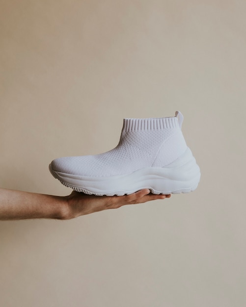 Witte eenvoudige gebreide hoge slip-on sneakers