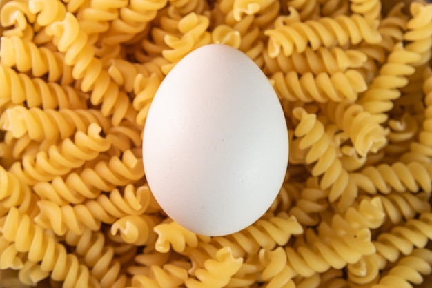 Witte eieren op de rauwe pasta