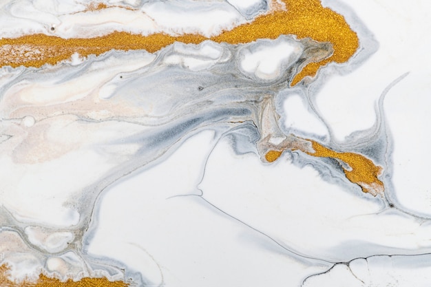 Witte en gouden vloeibare marmeren achtergrond DIY luxe vloeiende textuur experimentele kunst