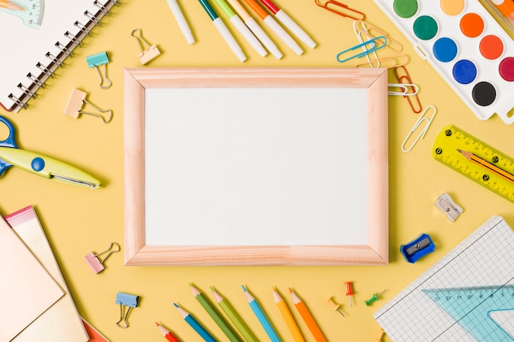Gratis Foto witte exemplaarruimte met schoolkantoorbehoeften