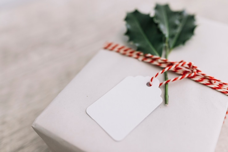 Gratis Foto witte geschenkdoos op houten tafel