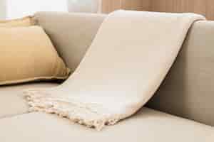 Gratis foto witte geweven deken op bank