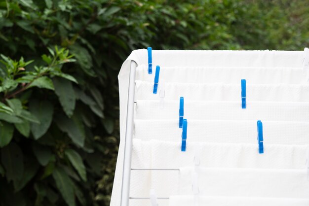 Witte handdoeken drogen op droogrek