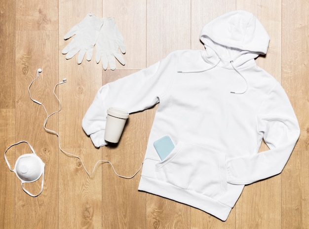 Gratis foto witte hoodie met handschoenen en koptelefoon