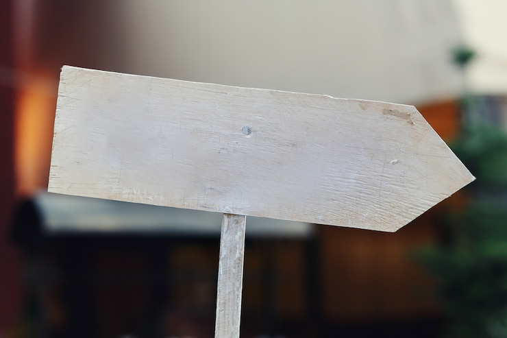 Gratis Foto witte houten pijl voor wegrichting