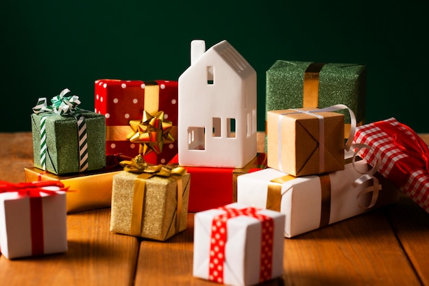 Gratis foto witte huis en mooie cadeaus assortiment