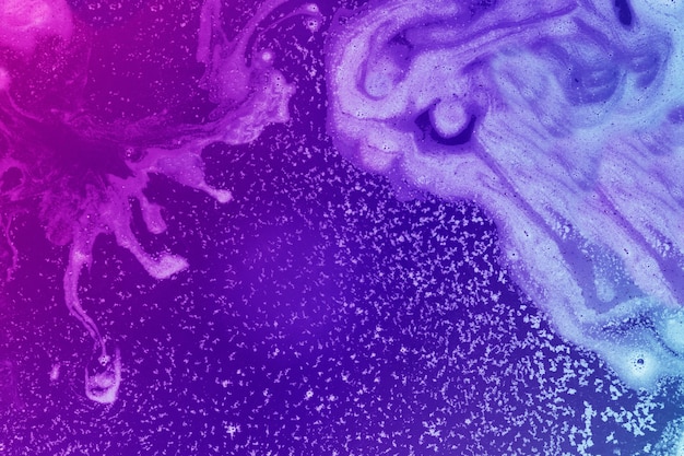 Witte kleurstof in violet en magenta water