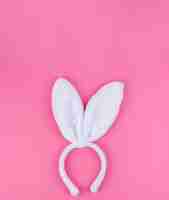 Gratis foto witte konijntjesoren op roze achtergrond