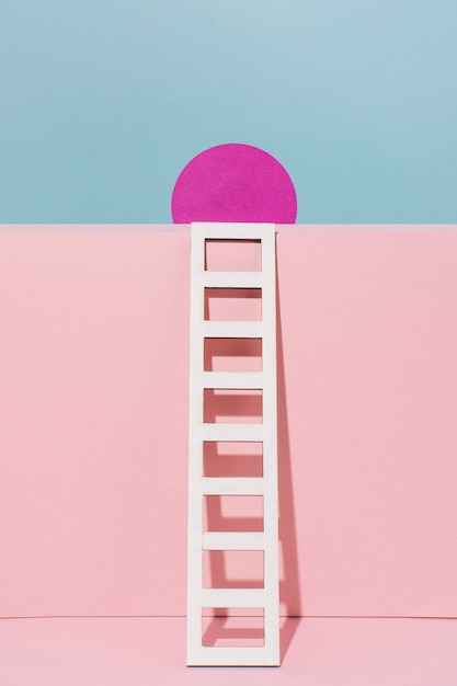 Witte ladder met roze cirkel