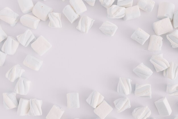 Witte marshmallows op tafel