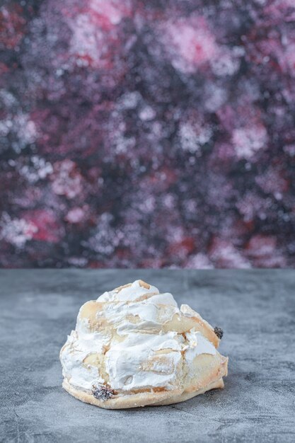 Witte meringue koekjes met zwarte rozijnen