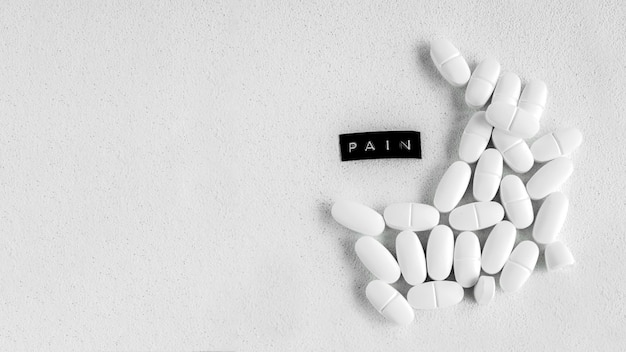 Witte pillen met pijntekst