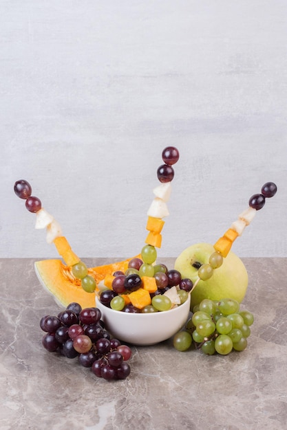 Gratis foto witte plaat met fruit op marmeren tafel.