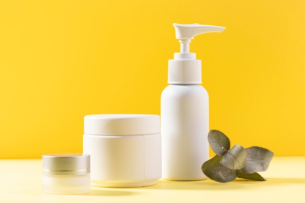 Witte plastic cosmetische containers