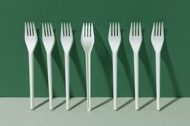 Gratis Foto witte plastic vorken die tegen een muur leunen