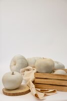 Witte pompoenen en houten kist arrangement