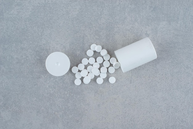 Gratis foto witte pot met medicijnen op grijs