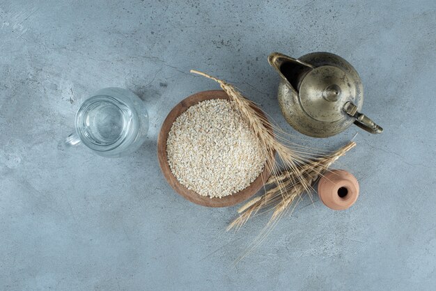 Witte rijst in een houten kop. Hoge kwaliteit foto