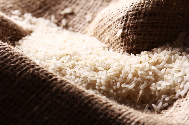 Witte rijstkorrels op zakdoek