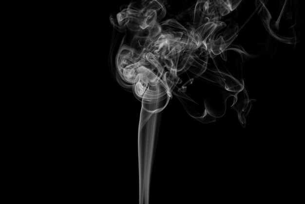 Witte rook abstract op zwarte achtergrond