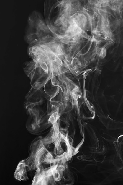 Witte rook vormt beweging over zwarte achtergrond