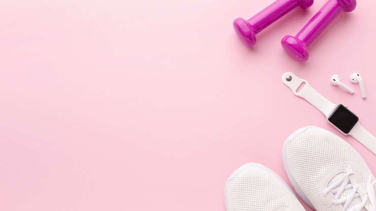 Gratis Foto witte sneakers en roze gewichten met kopie ruimte
