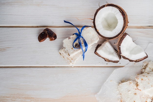 Witte snoepjes op lichte houten tafel