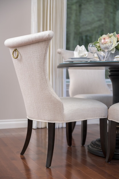 Witte stoel met een tafel met bloemen in de woonkamer