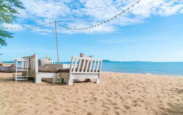 Witte stoelen en tafel op het strand