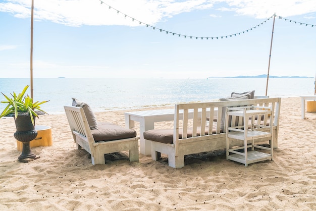 Gratis foto witte stoelen en tafel op het strand