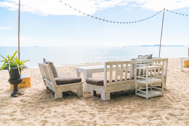 Witte stoelen en tafel op het strand