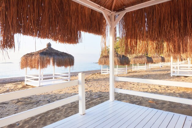 Witte stoelen op het beroemde Amara Dolce Vita Luxury Hotel van de strandtoevlucht. Toevlucht. Tekirova-Kemer. Kalkoen.