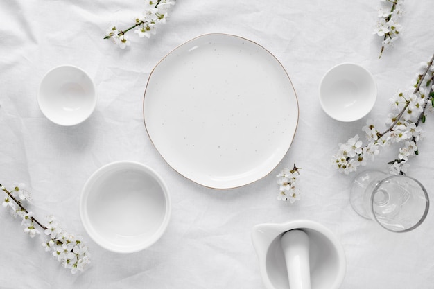 Gratis foto witte tafel voor een heerlijk maaltijdarrangement