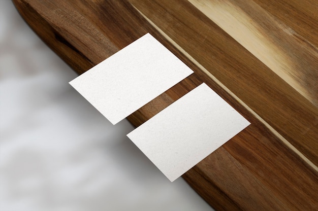 Witte visitekaartjes op houten oppervlak