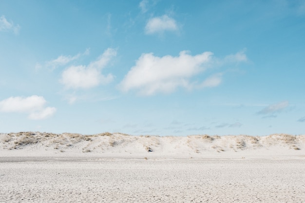 witte vlakte land onder een blauwe lucht overdag