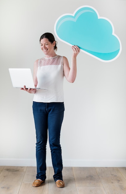 Gratis foto witte vrouw met behulp van computer cloud-netwerk