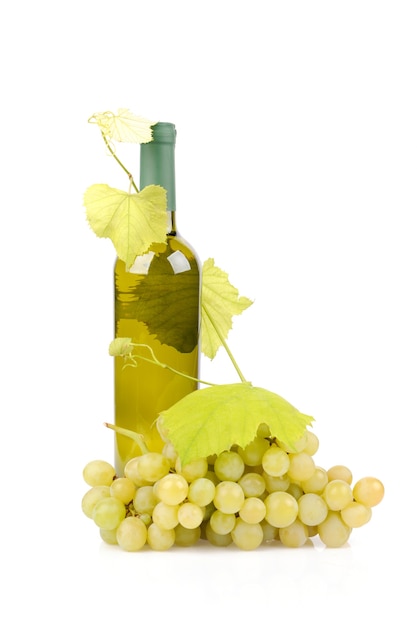 Witte wijnfles en druiven die op wit worden geïsoleerd